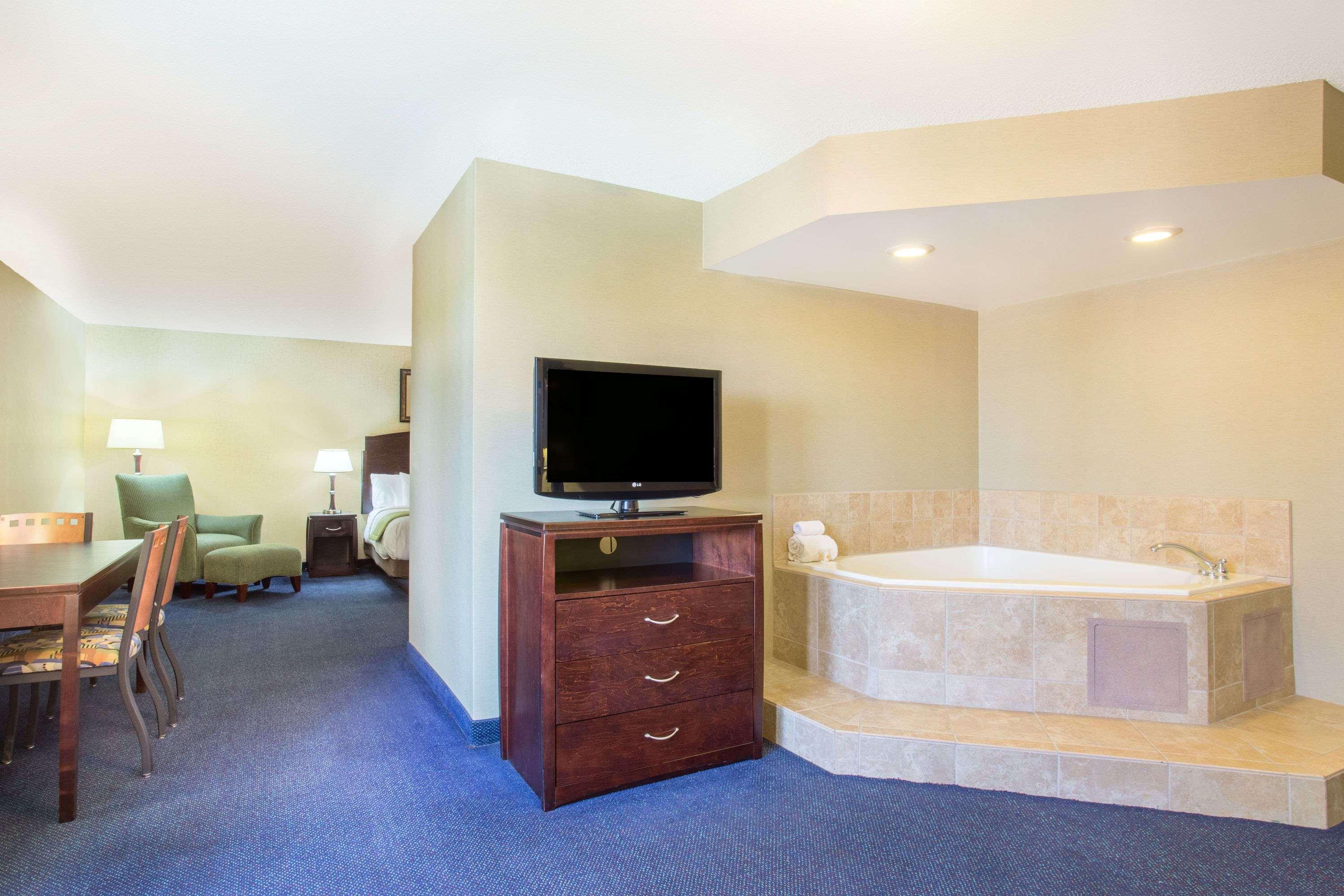 Days & By Wyndham Near Phoenix Hotel 3*